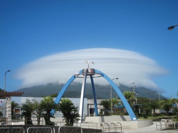 底土港より八丈富士。見事な傘雲
